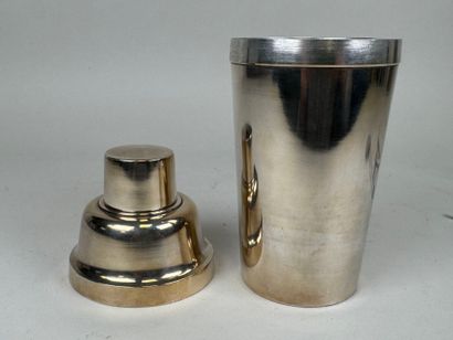 Shaker in silver-plated metal.
H. 24 cm.