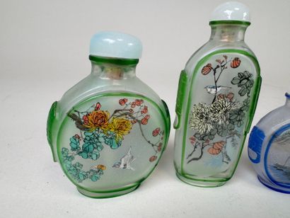 ASIE, XXe.
Cinq petites tabatières en verre...