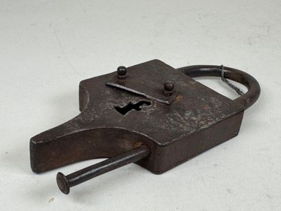 Metal padlock.
18th century.
20 x 9 x 2.5...