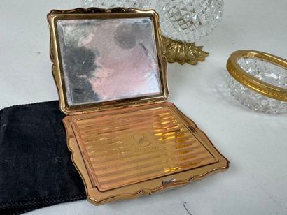 Marcel FRANCK à Paris.
Nécessaire de toilette...