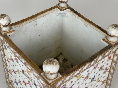 Important cache-pot en porcelaine polychrome...