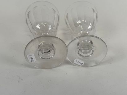 Neuf flûtes à champagne en verre et cristal.
H....