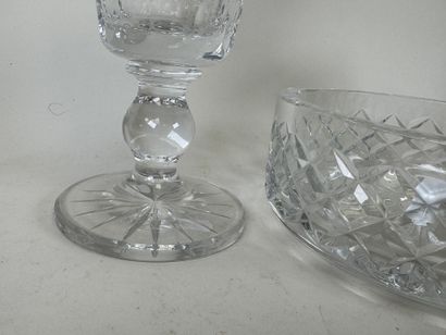 Lot en cristal taillé comprenant une coupe...