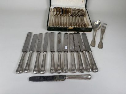 Suite de douze couverts de table en métal...