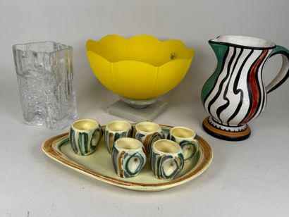 Lot comprenant :
- un vase en verre de forme...