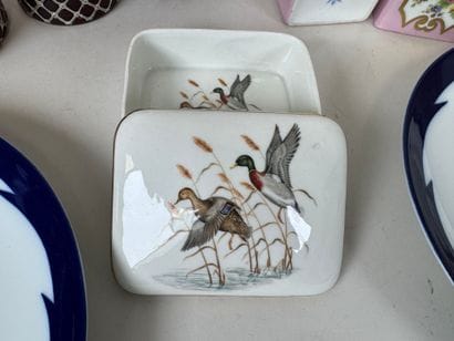 Lot comprenant :
- trois pots couverts en...
