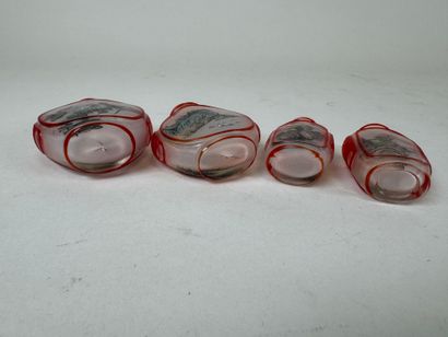 ASIE, XXe.
Quatre petites tabatières en verre...