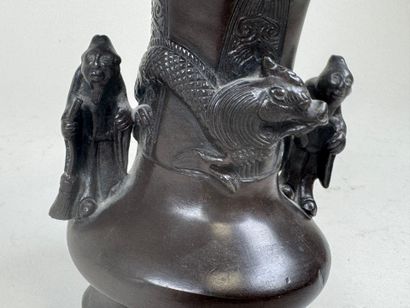 JAPON, fin XIXe. 
Vase en bronze patiné brun...