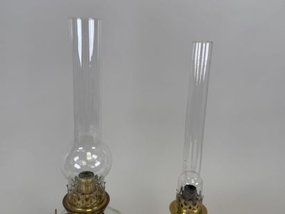 Deux lampes à pétrole en laiton et verre.
H....