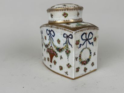 Boite couverte en porcelaine polychrome et...