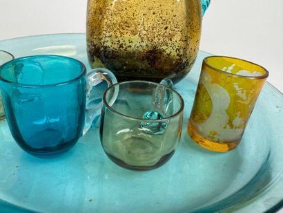 Ensemble en verre coloré comprenant un plateau...