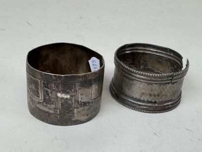 Deux ronds de serviette en argent. 
Poids...