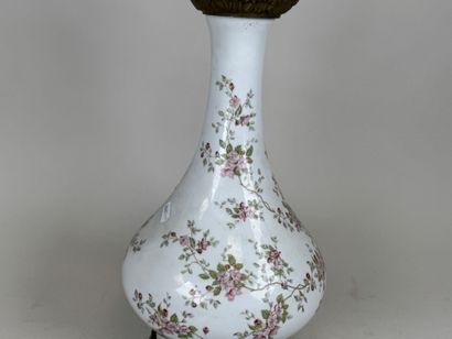 Grande lampe à pétrole en porcelaine polychrome...