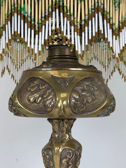 Lampe en bronze doré et ciselé à décor feuillagé,...