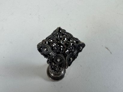 Cachet en argent filigrané à décor de rinceaux...