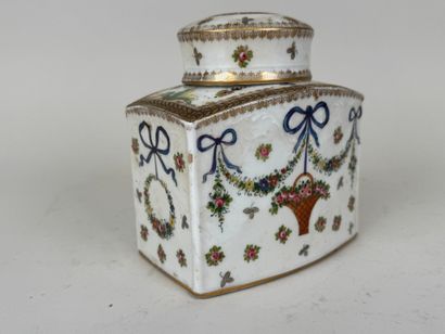 Boite couverte en porcelaine polychrome et...