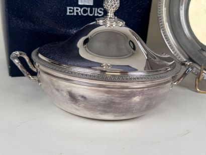 ERCUIS.
Lot en métal argenté à décor de feuilles...