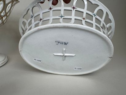 Lot en porcelaine polychrome comprenant deux...