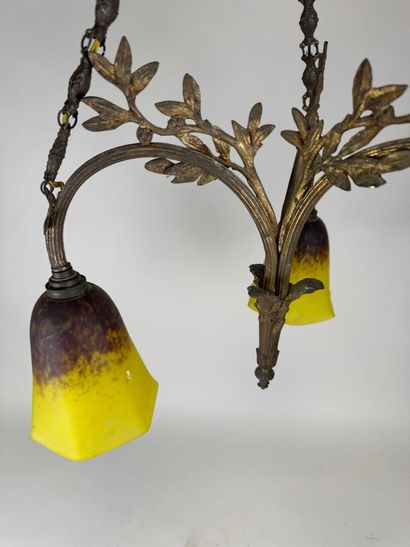 SCHNEIDER.
Suspension en bronze à décor de...