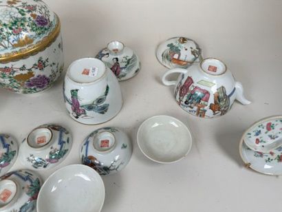 Service à thé en porcelaine comprenant une...