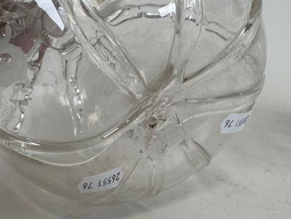 Deux bouteilles en verre soufflé à décor...