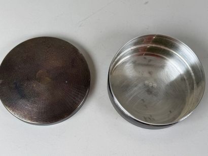 Boite circulaire en métal argenté à décor...