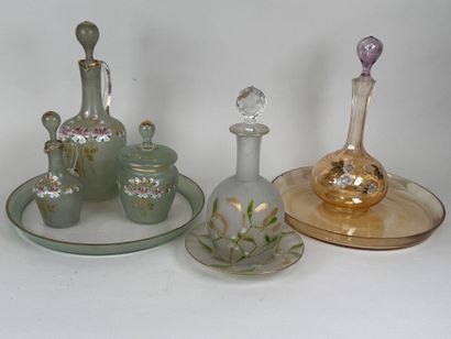 Service de nuit en verre coloré à décor émaillé...