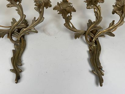 Paire d'appliques en bronze patiné à trois...