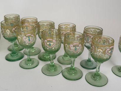 Service à liqueur en verre coloré à décor...