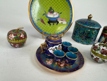 Collection de petits objets en laiton cloisonné...