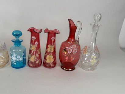 Neuf pièces en verre colorées et émaillées...