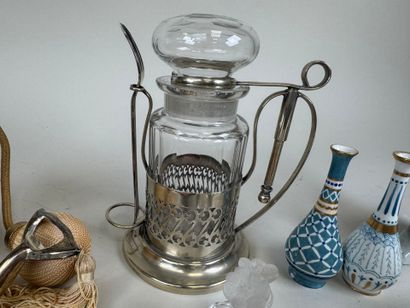 Lot d'objets de vitrine dont :
- un pulvérisateur...