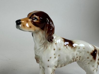 Deux sujets en porcelaine polychrome figurant...