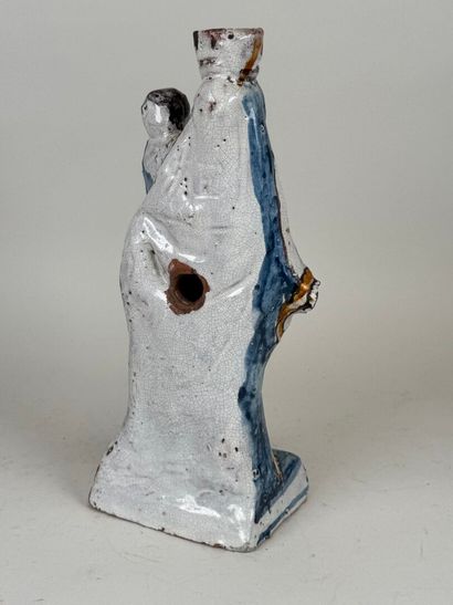 NEVERS.
Vierge à l'Enfant. 
Terre cuite émaillée...