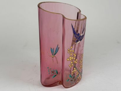 Vase droit à doublure en verre teinté rose...
