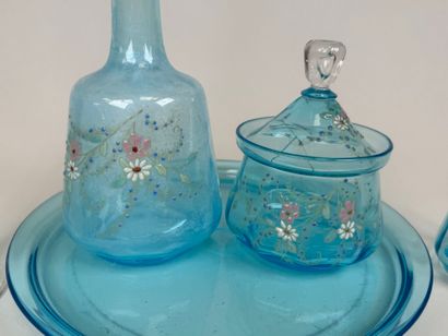 Nécessaire de nuit en verre coloré à décor...
