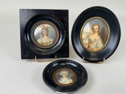 École, XXe.
Femme au chapeau.
Miniature circulaire...
