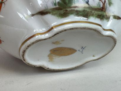 Encrier repose-plumes en porcelaine polychrome...