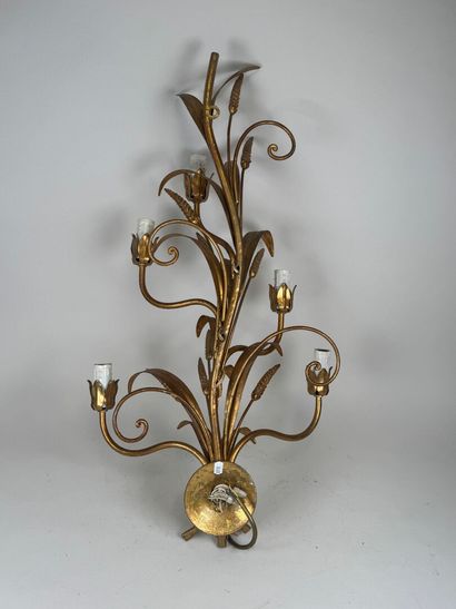 Grande applique en métal doré à cinq lumières...