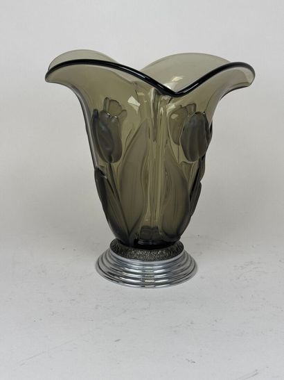 Vase en verre coloré à décor en relief de...