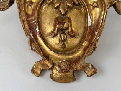 Élément en plâtre sculpté et doré à décor...