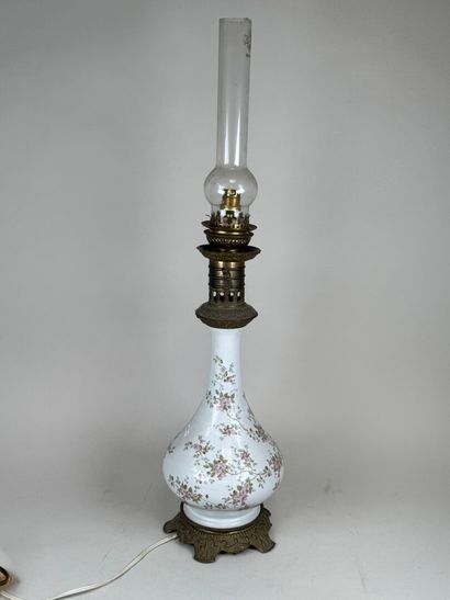 Grande lampe à pétrole en porcelaine polychrome...