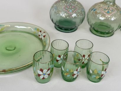 Service à liqueur en verre coloré à décor...