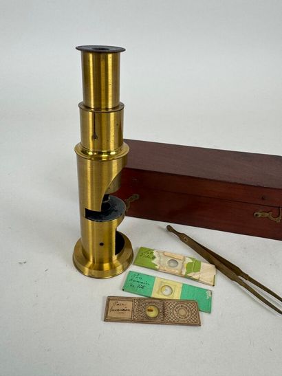 Petit microscope cylindrique en laiton présenté...