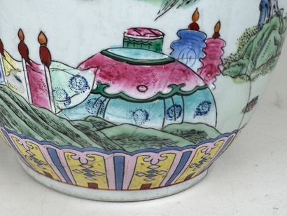 CHINE, fin XIXe - début XXe. 
Vase en porcelaine...