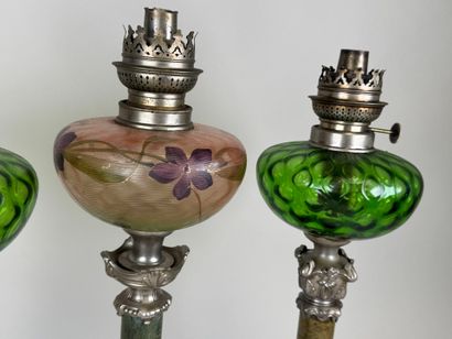 Trois lampes à pétrole en marbre, onyx, régule,...