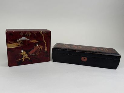 ASIE,XXe.
Deux coffrets en bois laqué :
-...
