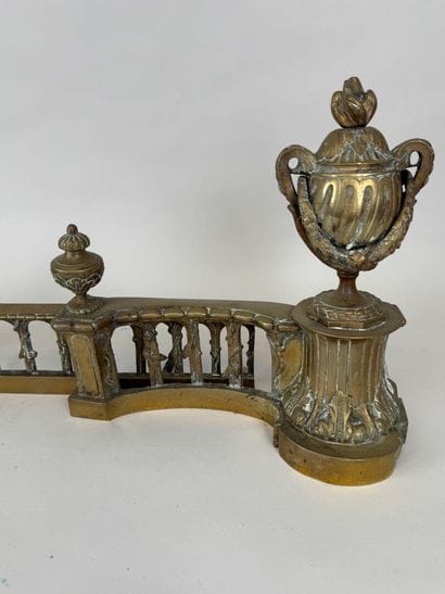 Garniture de cheminée en bronze doré et ajouré...