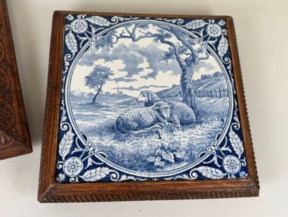 Deux dessous de plat en bois mouluré et sculpté...