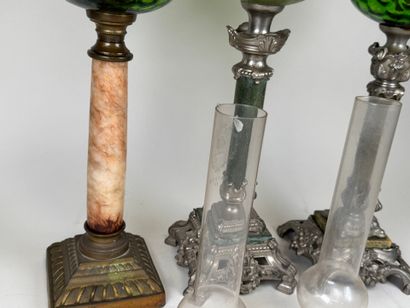 Trois lampes à pétrole en marbre, onyx, régule,...